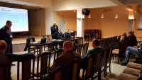 Policjanci i uczestnicy debaty