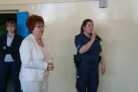 Dyrektor SP nr 2 w Chełmie Śląskim i dzielnicowa sierż. sztab. Aleksandra Knapik