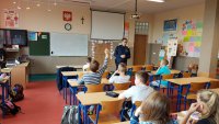 Policjant i uczniowie w klasie