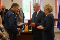 Uroczyste przekazanie radiowozu w starostwie