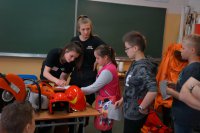 Uczennice klasy mundurowej i dzieci zwiedzające szkołę