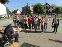 Policjant i uczniowie