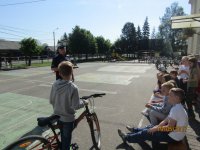 Policjant i uczniowie