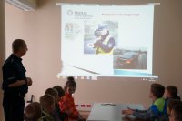 Policjant i dzieci w KPP Bieruń
