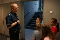 Policjant i dzieci w KPP Bieruń