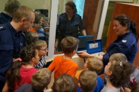 Policjanci i dzieci w KPP Bieruń