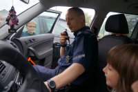 Policjant i dzieci w radiowozie