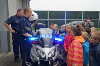 Policjanci i dzieci przy motocyklu policyjnym