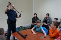 Policjant i dzieci w KPP Bieruń