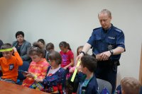 Policjant i dzieci w KPP Bieruń