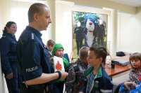 Policjant i dzieci w KPP Bieruń