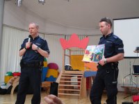 Policjanci na prelekcji w przedszkolu