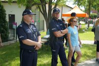 Policjanci i jedna z organizatorek festynu