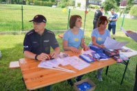 Policjant i organizatorki festynu
