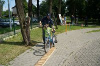 Policjant i dziecko na rowerze