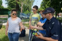 Policjant i uczestnicy festynu