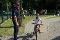 Policjant i dziecko na rowerze