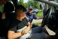Dzieci w radiowozie i policjant