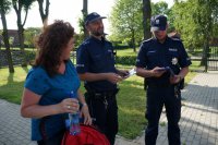 Policjanci wręczają ulotki jego uczestnikom