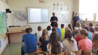 Policjanci i uczniowie na prelekcji