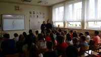 Policjanci i uczniowie na prelekcji