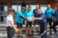 Policjanci KPP Bieruń i inicjatorzy sztafety