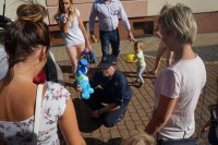 Policjant i dzieci z rodzicami