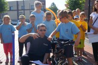 Policjant i uczestnicy olimpiady