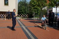 Policjant i uczestnik olimpiady na rowerowym torze przeszkód