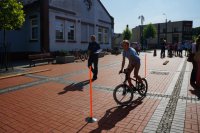 Policjant i uczestnik olimpiady na rowerowym torze przeszkód