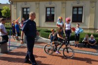 Policjant i uczestnik olimpiady na rowerowym torze przeszkód