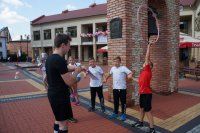 Uczestnicy olimpiady i trener - animator