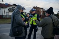 Policjanci na briefingu prezentują TruCAM