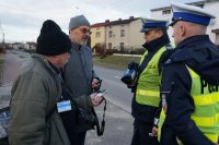 Policjanci na briefingu prezentują TruCAM