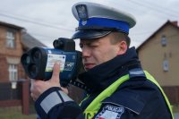 Policjanci na briefingu prezentują TruCAM