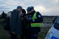 Policjanci na briefingu prezentują TruCAM