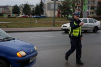 Policjant podczas akcji &quot;Bezpieczna rodzina na drodze&quot; w Lędzinach