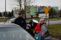 Policjanci i dzieci podczas akcji &quot;Bezpieczna rodzina na drodze&quot; w Lędzinach