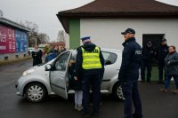 Policjanci i dzieci podczas akcji &quot;Bezpieczna rodzina na drodze&quot; w Lędzinach