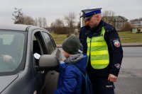 Policjanci i dzieci podczas akcji &quot;Bezpieczna rodzina na drodze&quot; w Lędzinach