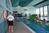 Dzielnicowi i dzieci na basenie