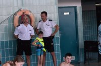 Dzielnicowi i dzieci na basenie