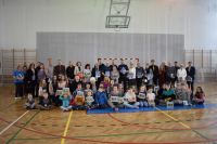 Dzielnicowi, przedstawiciele samorządu Lędzin i dzieci