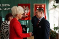 Burmistrz Krystyna Wróbel i nagrodzony mieszkaniec Lędzin