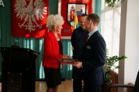 Burmistrz Krystyna Wróbel, Nadkomisarz Grzegorz Kocjan i nagrodzony mieszkaniec Lędzin