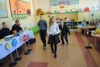 Policjanci i dzieci podczas konkursu