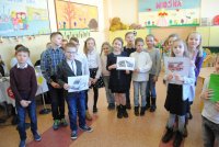 Policjanci i dzieci podczas konkursu