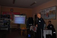 Policjanci prowadzą pogadankę z dziećmi