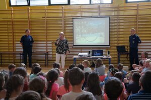 Policjanci na prelekcji w szkole