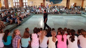 Policjanci na prelekcji w szkole